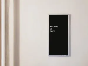 墙上的排版标志。