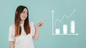 一个女人指着图表。