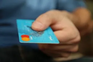 一个人延长他的信用卡。