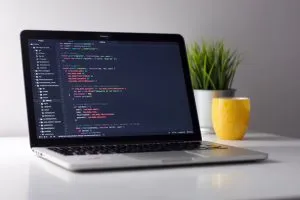 Ordinateur avec code à l'écran
