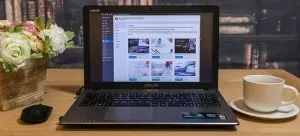 屏幕上有 WordPress 页面的黑色笔记本电脑