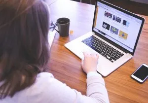 一個女孩坐在她的筆記本電腦前