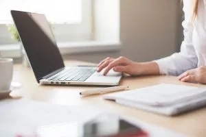 O fată care lucrează la un laptop