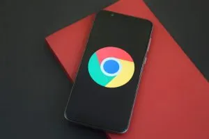 GoogleChromeアイコンが付いた携帯電話