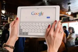 Googleで会社を検索する準備をしている女性。