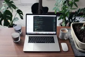 Un codice sul laptop, necessario per creare una relazione genitore-figlio nel tipo di post personalizzato