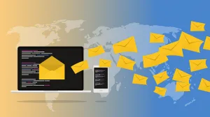 Ilustrație a multor e-mailuri care se îndreaptă către ecranul laptopului.