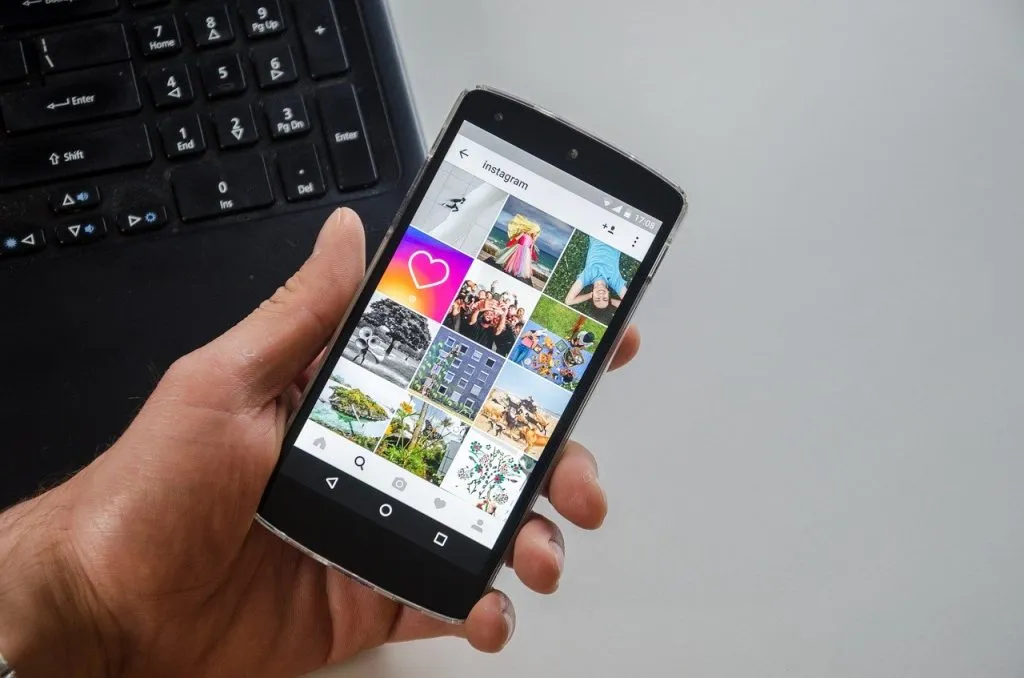 شخص يعرض ملف تعريف Instagram ، ويظهر لك إحدى الفوائد التي ستختبرها بمجرد إنشاء موجز صور Instagram مخصص في WordPress.