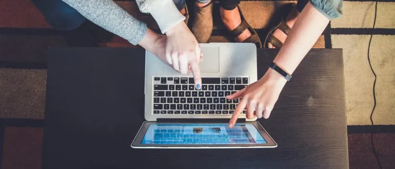 يحاول ثلاثة أشخاص معرفة كيفية إزالة التاريخ من عناوين URL الخاصة بـ WordPress.