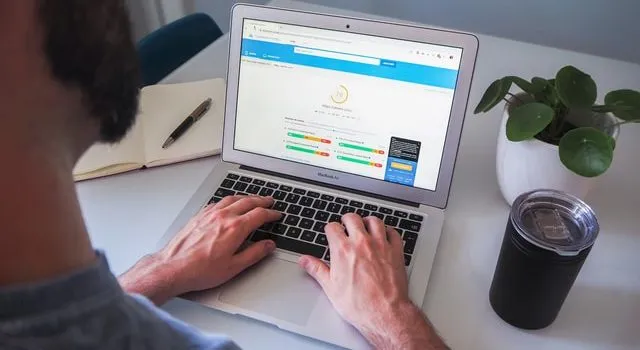 Bărbat care se uită la statistici despre un plugin WordPress.