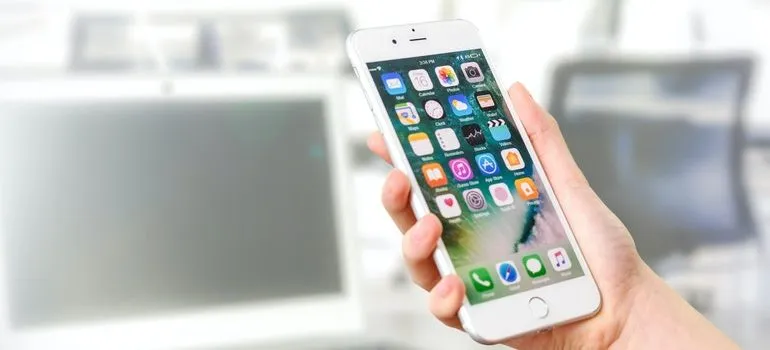 拿著 iphone 的人。