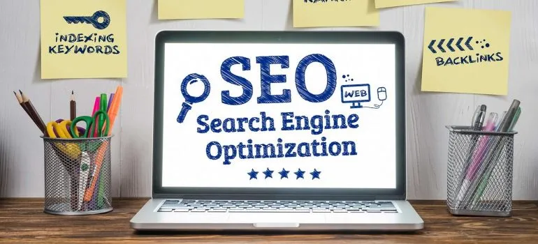 جهاز كمبيوتر محمول مع تحسين محرك البحث SEO مكتوب عليه.
