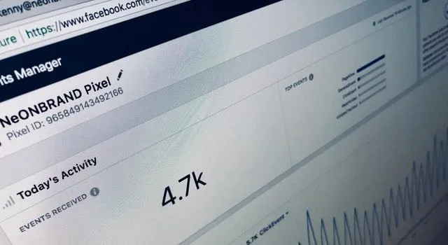 Ekran komputera wyświetlający 4,7 tys. wyświetleń.