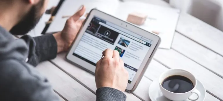 Osoba korzystająca z urządzenia mobilnego do zmiany WP po zainstalowaniu jednego z motywów administratora WordPress do rebrandingu pulpitu nawigacyjnego.