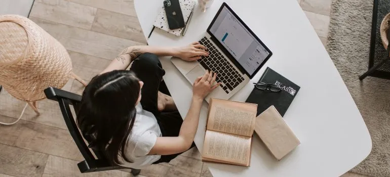 Dziewczyna pracująca na laptopie.