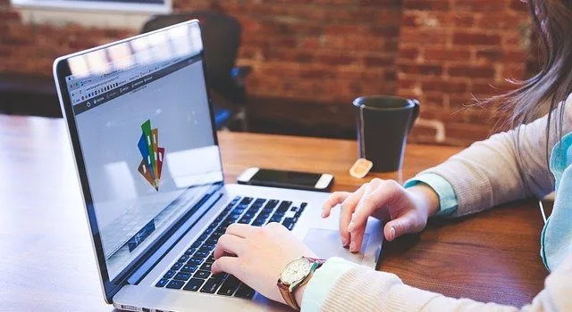 あなたのウェブサイトをあなたの最高のマーケティングツールにする効果的な方法として、ラップトップ上にウェブサイトのロゴを作成します。