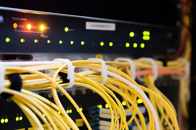 Un server sul retro, che segnala che tutto è pronto e pronto.
