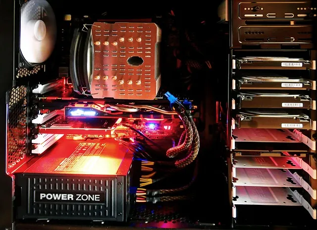 Lo sguardo ai componenti all'interno del computer desktop.