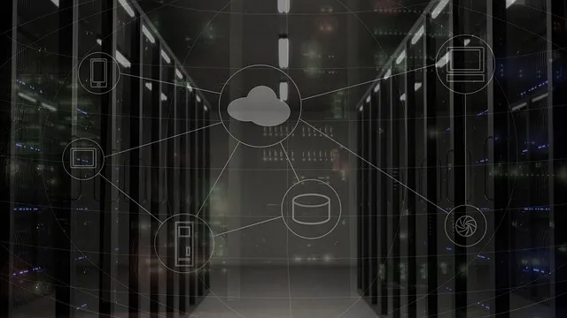 Un diagramma di archiviazione cloud con server di hosting reali in background.