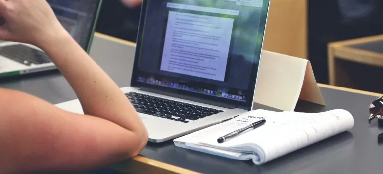Una persona che scrive contenuti per un sito Web, mostrandoti una delle tecniche SEO in pagina per WordPress.