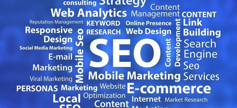 SEO con diversi aspetti scritti vicino ad esso.