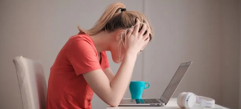 WordPressでカテゴリの順序を変更しようとしているときに挫折した女の子。