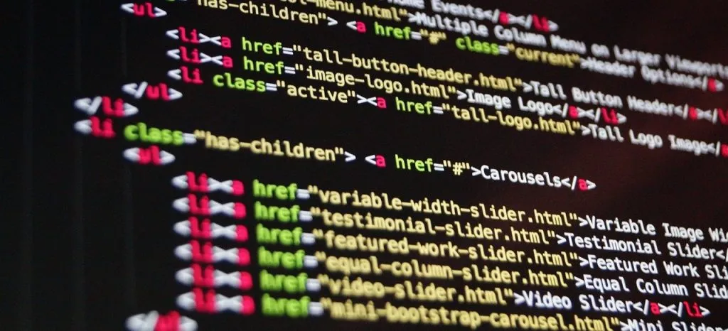 Codice HTML sullo schermo nero.