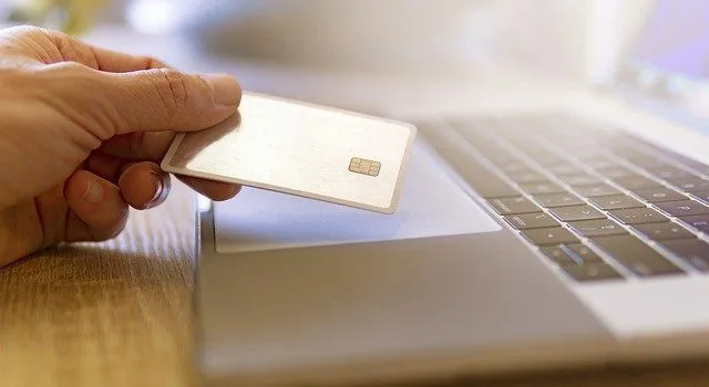 Tener una tarjeta de crédito al realizar pagos en línea.