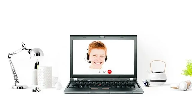 Personal de atención al cliente en la pantalla de un portátil.