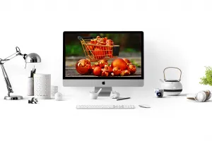 写真の完全なショッピングカートを備えたモニターの周りで購入したいくつかのオンライン製品。
