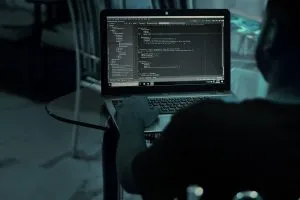彼のWordPressコードに取り組んでいるプログラマー。