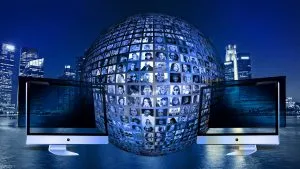 2台のコンピューターモニター間の多数のオンライン訪問者の写真の世界。