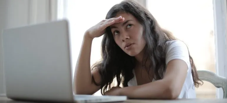 Frustrierte Frau, die Laptop verwendet.