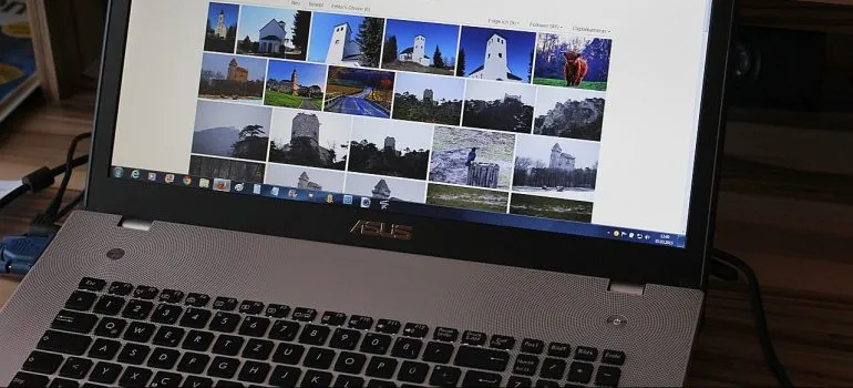 WordPressサイトのフッターに追加するものの1つを表すさまざまな画像。