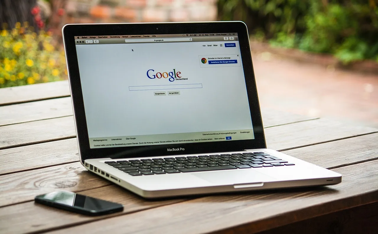 Google検索がオンになっているラップトップ。