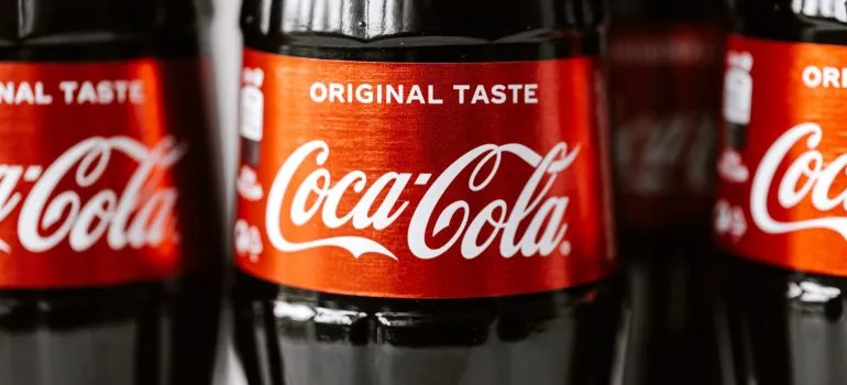 Coca-Cola avvolgere su una bottiglia.