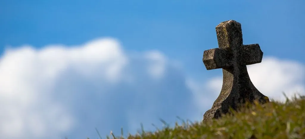 Una croce seduta su una collina che rappresenta il cristianesimo e mostra un aspetto dell'importanza del design del logo.
