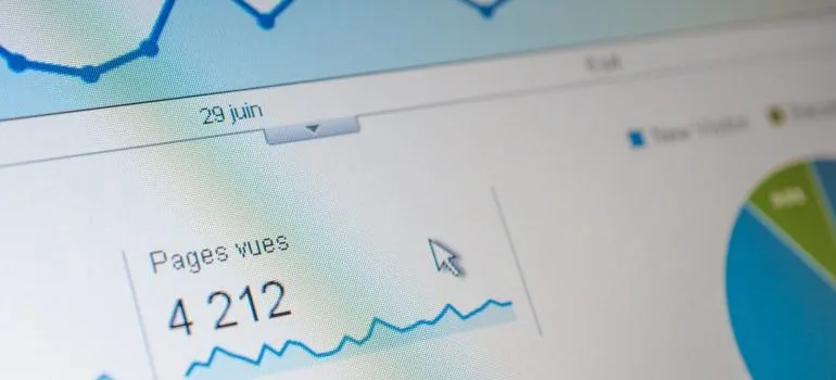 مشاهدات الصفحة تتبع مقاييس الموقع.