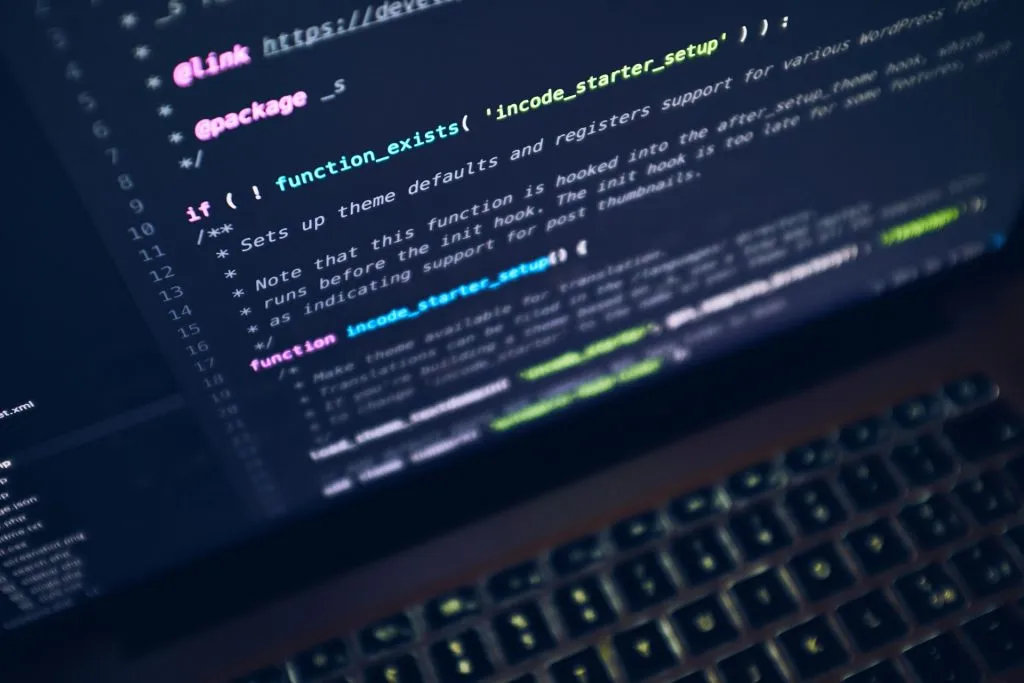 コンピューター画面上の開発者コード。開発者は、ウェブサイトのアクセシビリティが障害者にどのように影響するかを心配する必要があります。