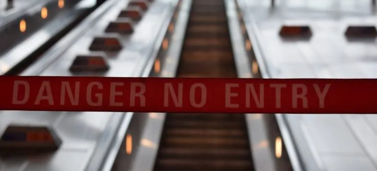 Non entrare nel cartello sulle scale.