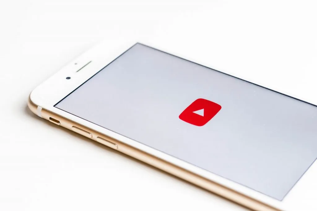 スマートフォン。 WordPressでYouTubeチャンネルの最新の動画を表示するためのヒントの1つは、APIキーの取得と連携しています。