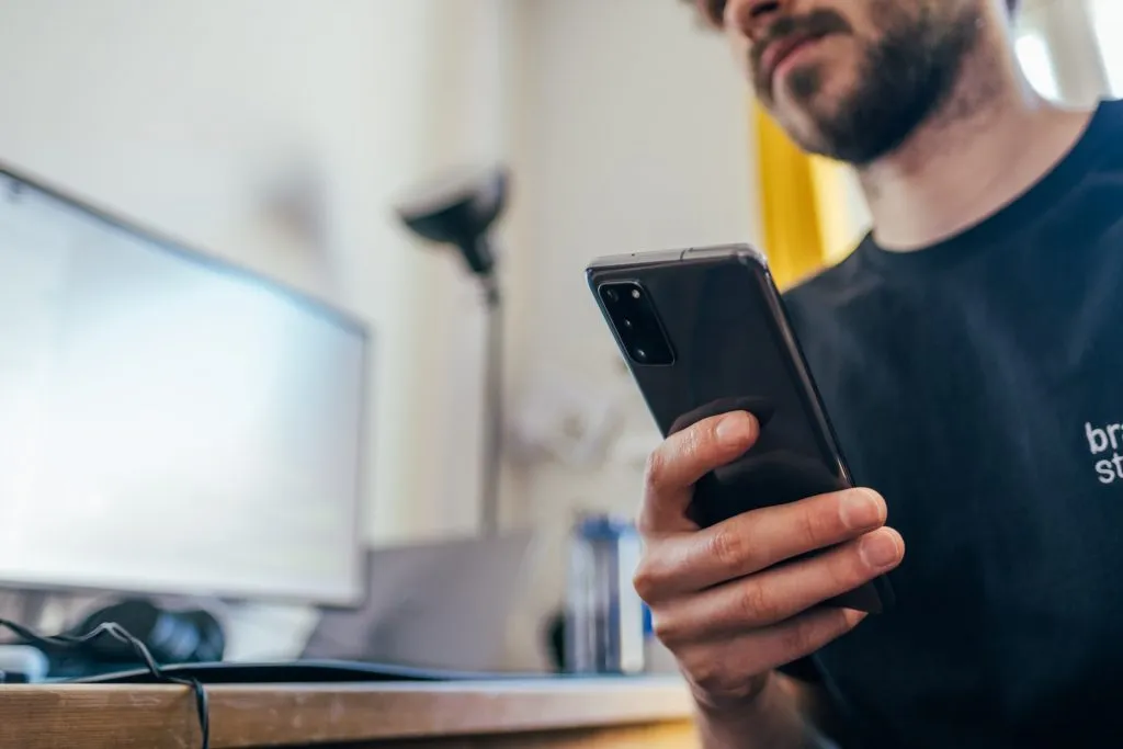 Una persona in possesso di uno smartphone.