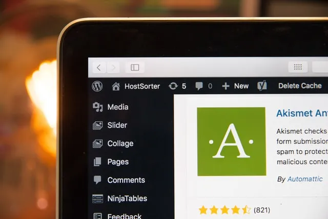 Sudut kiri atas editor WordPress di layar laptop