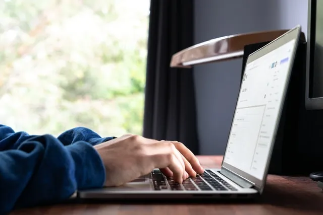 자신의 WordPress 사이트에서 작업하는 남자.