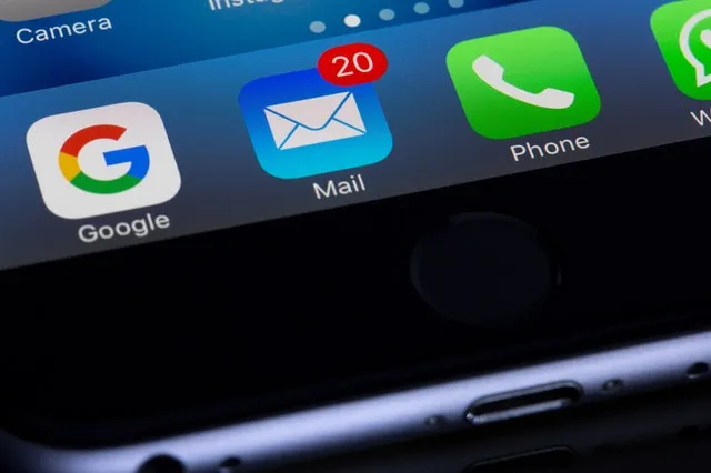 Layar ponsel dengan ikon email yang memiliki 20 notifikasi
