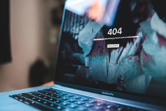 شاشة كمبيوتر محمول سوداء تظهر رسالة خطأ 404