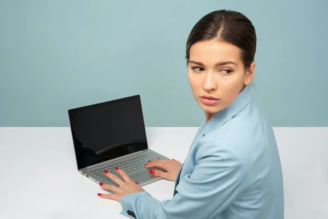 Wanita berpikir tentang apa saja plugin WordPress PayPal terbaik.