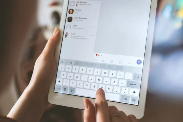 Seorang wanita melihat pesan di iPad-nya.
