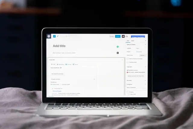Laptop preto e prata com uma página aberta no WordPress na tela