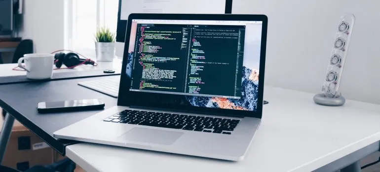 画面に開発者コードが表示されたラップトップ。
